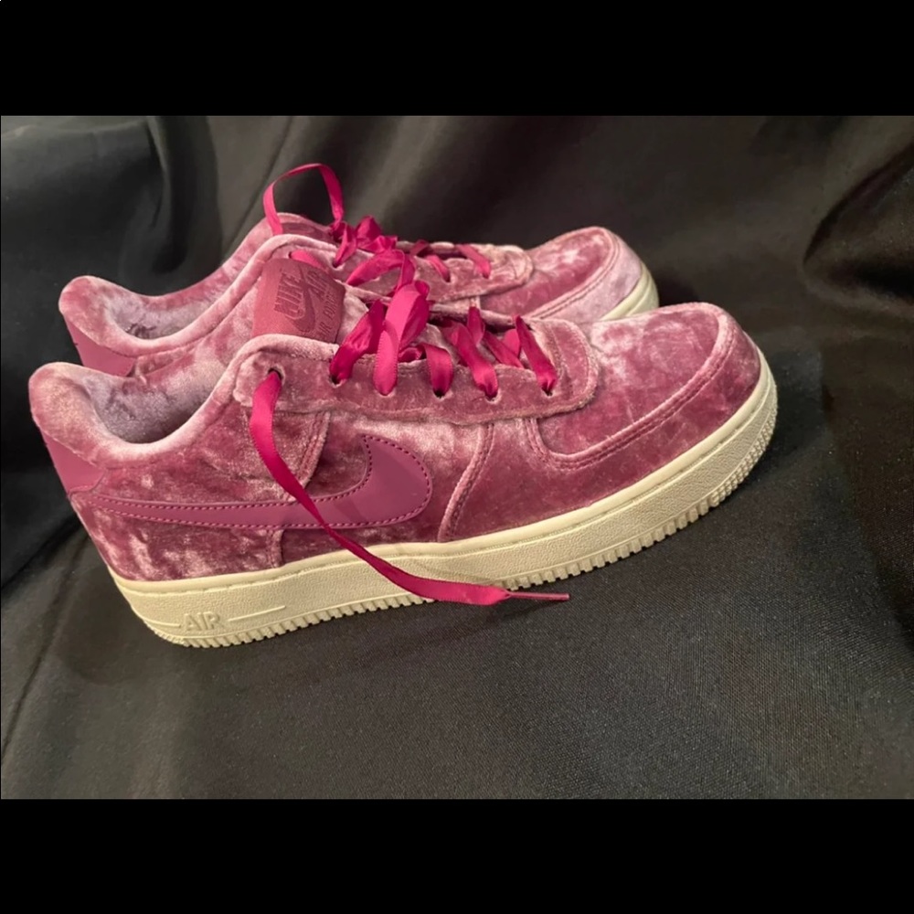 Nike Air Force 1 Crushed Velvet "Tea berry"